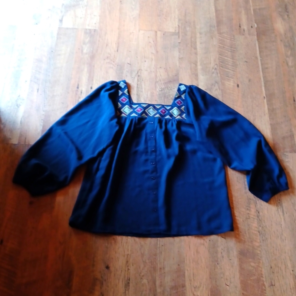 Navy embroidered shirt, buttons in front.Bubble sleeves. Entro sz large
